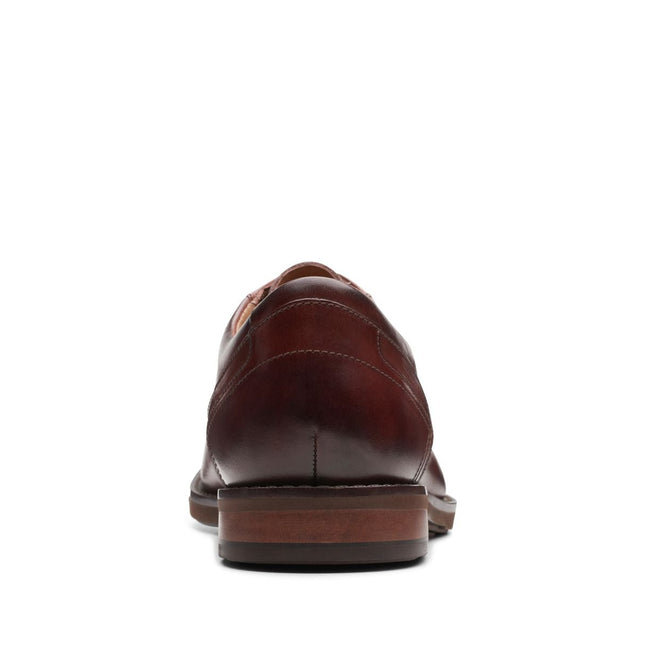 Clarks Un Hugh Lace Brown Leather - Standard Width
